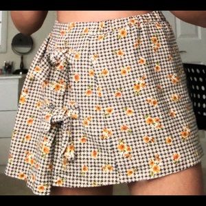 Very trendy Zara skirt with bows on the side!